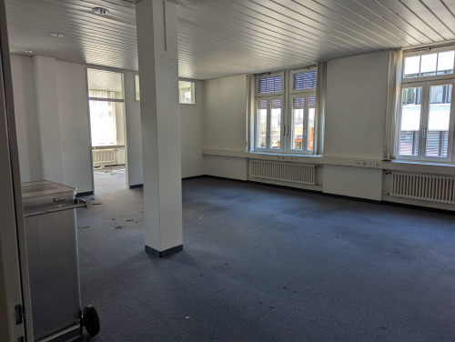 leeres, altes B&uuml;ro